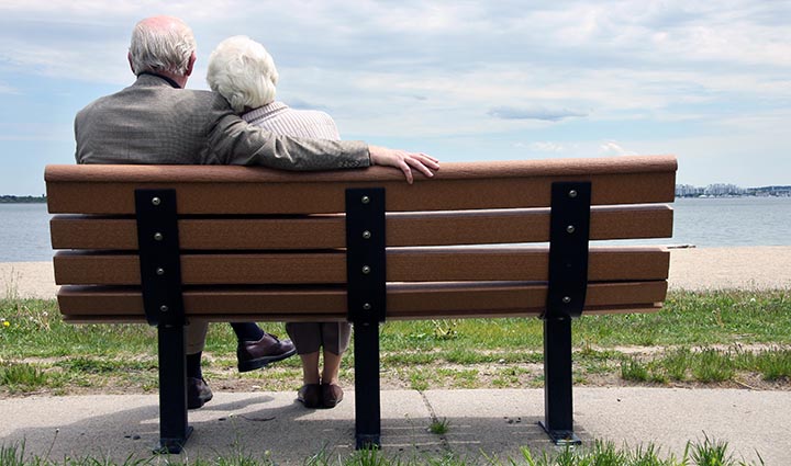 Final Expenses Plan - Older couple sitting on park bench